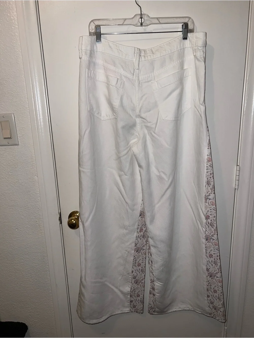 Women's Wide-Leg White Jeans with Floral Side Panels - Picture 7 of 10